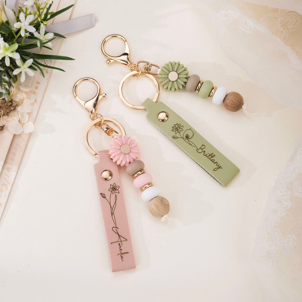 Personalized Birth Flower PU Leather Keychain with Engraved Name, Daisy Bead Charm, Wedding Party Birthday Gift for Bridesmaids and Friends